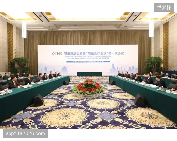 巴西队调整防线协同机制，双后腰配置有效压缩肋部空间提升客场防守韧性